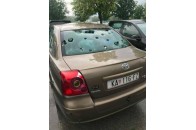 Град розміром з бейсбольний м'яч потрощив автомобілі у Словенії (фото)