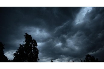 Майже по всій Україні оголосили штормове попередження