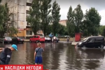 Потужні зливи затопили міста у західній Україні (відео)