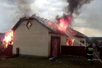 Блискавка підпалила три будинки на Хмельниччині
