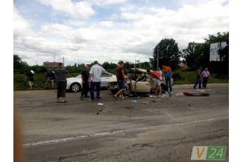У Луцьку під час аварії вщент розтрощило авто: постраждала дитина
