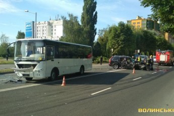 У Луцьку трапилась ДТП за участю автобуса та позашляховика