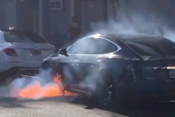 Електромобіль Tesla загорівся під час руху в Каліфорнії