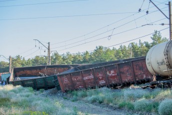 Товарний потяг зійшов з рейок на Дніпропетровщині (фото)