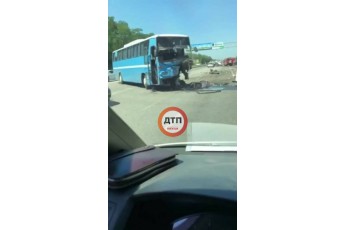 Жахлива ДТП під Києвом: позашляховик влетів у автобус (фото)