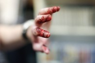 Чоловік перерізав собі горло лезом на очах у патрульних (Відео 18+)