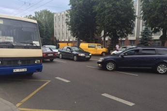 Водії побилися до крові через потрійну аварію у Луцьку