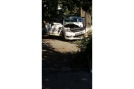 Патрульна поліція вщент розтрощила авто на тротуарі
