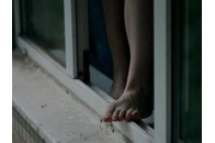 У Рівненській області з вікна 9-го поверху випала жінка