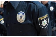 У мережу потрапило відео, на якому поліцейські жорстоко знущалися над безхатьком