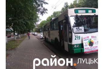 У Луцьку тролейбус врізався у легковик (фото)