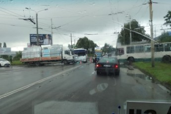 ДТП у Луцьку: вантажівка в'їхала у маршрутку
