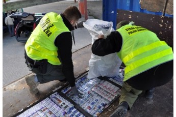 За контрабанду цигарок у Польщі затримали 20 українців