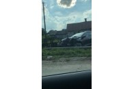 У Луцьку автомобіль на швидкості зніс бетонний стовп (фото)