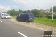 Біля Луцька легковик врізався у бус