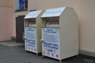 На Волині дві жінки залізли у контейнер для безкоштовного одягу