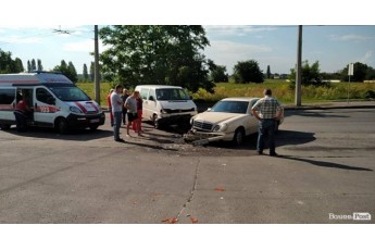 ДТП у Луцьку: не роз'їхались бус та Mercedes (ФОТО)