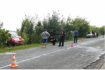 Легковик насмерть збив жінку, яка йшла з двома дітьми на Рівненщині