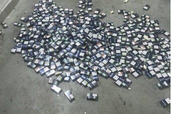 На кордоні з Польщею серед вантажу зі скляними банками виявили 3 тисячі пачок цигарок