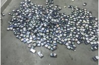 На кордоні з Польщею серед вантажу зі скляними банками виявили 3 тисячі пачок цигарок