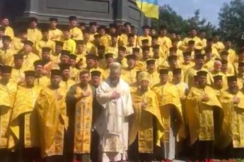 Мурашки по шкірі: Луцькі священики виконали гімн України біля пам'ятника князю Володимиру (відео)