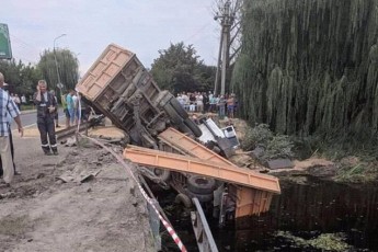 Чоловіку затисло ноги: вантажівка зірвалася з мосту на Хмельниччині