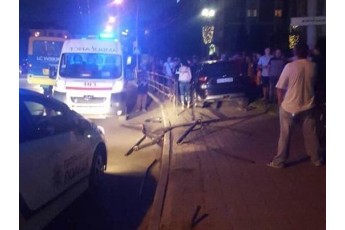 П'яна жінка за кермом автомобіля вилетіла на тротуар у Тернополі (ВІДЕО)