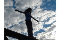 Підлітки зіштовхнули подругу з мосту – у дівчини численні травми та переломи (відео)