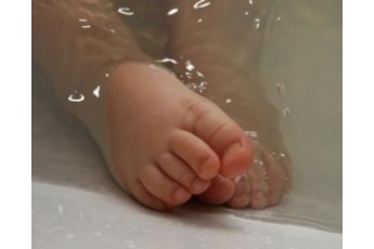Жінка ненароком втопила 2-річну доньку у ванній та сама намагалася накласти на себе руки