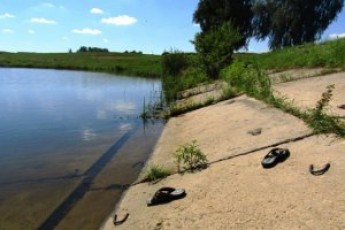 Трагедія на воді: двоє 10-річних хлопців потонули в озері на Житомирщині