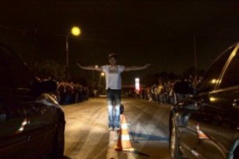 Копи на капоті та самосуд: нічні незаконні автоперегони завершилися масовим побоїщем у Рівному (відео)