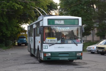 У Луцьку у тролейбуса на ходу відлетіло два колеса