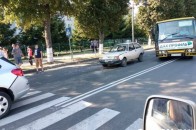 У Луцьку легковик переїхав жінці ногу