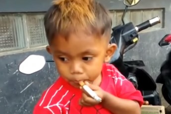 2-річний хлопчик викурює 40 сигарет в день в Індонезії (відео)