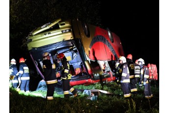 Автобус з українцями зірвався у 30-метрову прірву в Польщі: є загиблі, серед них діти (фото)