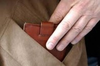 На зупинці у Луцьку пограбували п'яного чоловіка