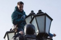 Прикував себе до дівчини і впав з даху – покінчив з собою син російського депутата