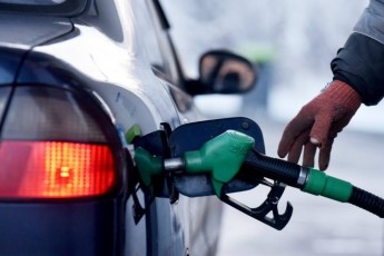 Українці стали купувати менше бензину