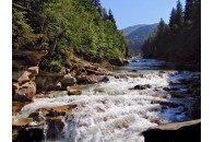 Дівчинка впала у водоспад в Яремче, мати кинулася за нею
