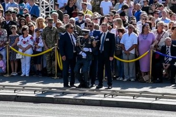 Солдат почесної варти президента знепритомнів під час промови Порошенка на параді