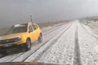 На популярному турецькому курорті в розпал сезону випав сніг (відео)