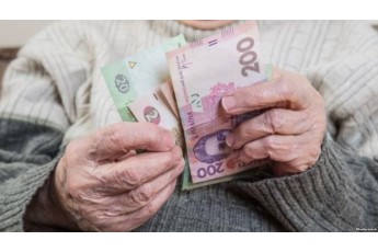 В Україні піднімуть зарплати і пенсії: коли і кому