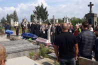 Поховали сім'ю з маленькими дітками, які розбилися у жахливій аварії