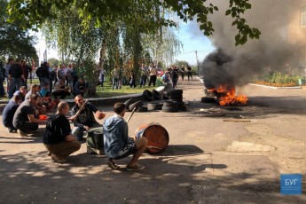 Волинські гірники палять шини та протестують під ДП 