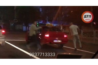 Розлючені водії влаштували бійку прямо посеред дороги Києва (відео)