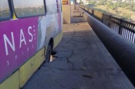 Маршрутка провалилася у діру на мосту у Запоріжжі