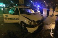 Скло потрапило в око: легковик зіткнувся з поліцейським авто у Рівному (Відео)