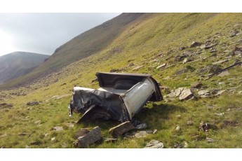 У Карпатах автомобіль зірвався з гори, двоє людей загинули (фото)