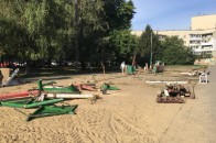 У Луцьку демонтовують дитячий майданчик, який перебуває у аварійному стані