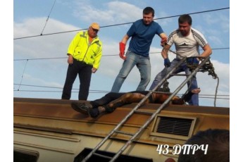 Невдале селфі: підліток живцем згорів на даху електропоїзда (фото 18+)